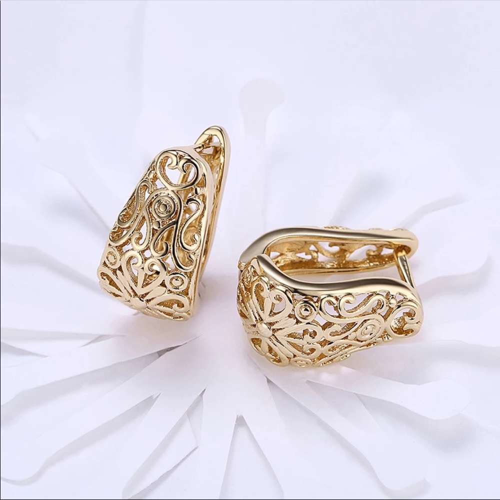 New 18K Gold Plated Hoop Earrings - Picture 3 of 5